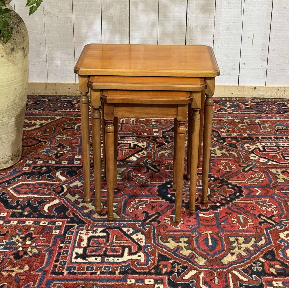 Set of 3 nesting tables in cherry wood from the 1960s.