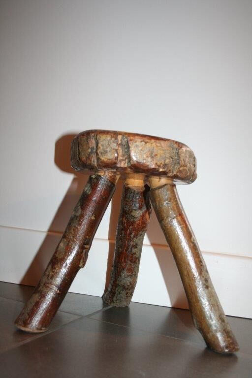 Tripod farm stool