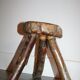Tabouret de ferme en bois brut tripode