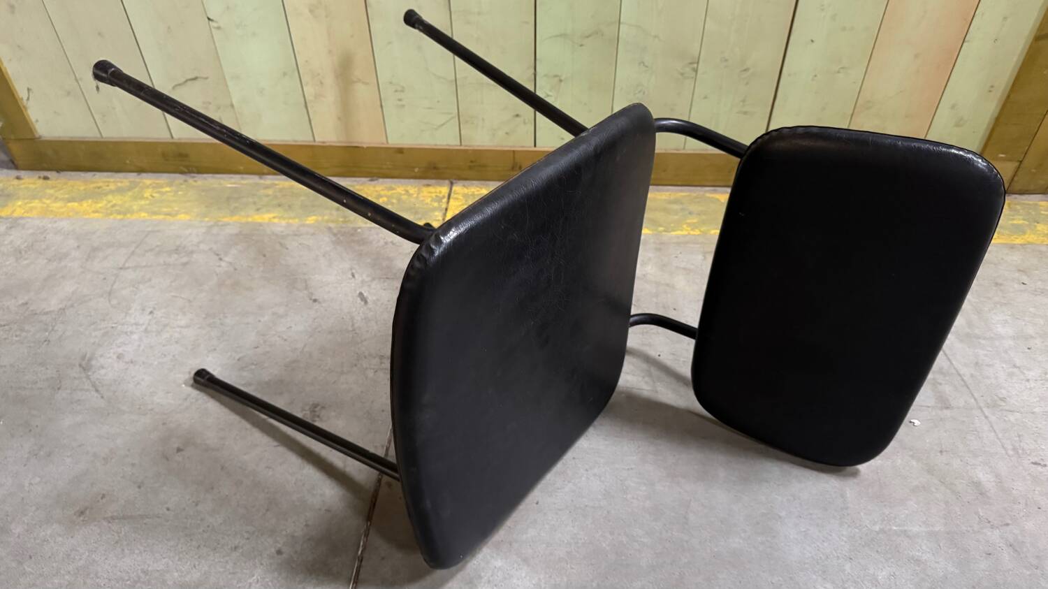 Airborne chair in vintage vinyl