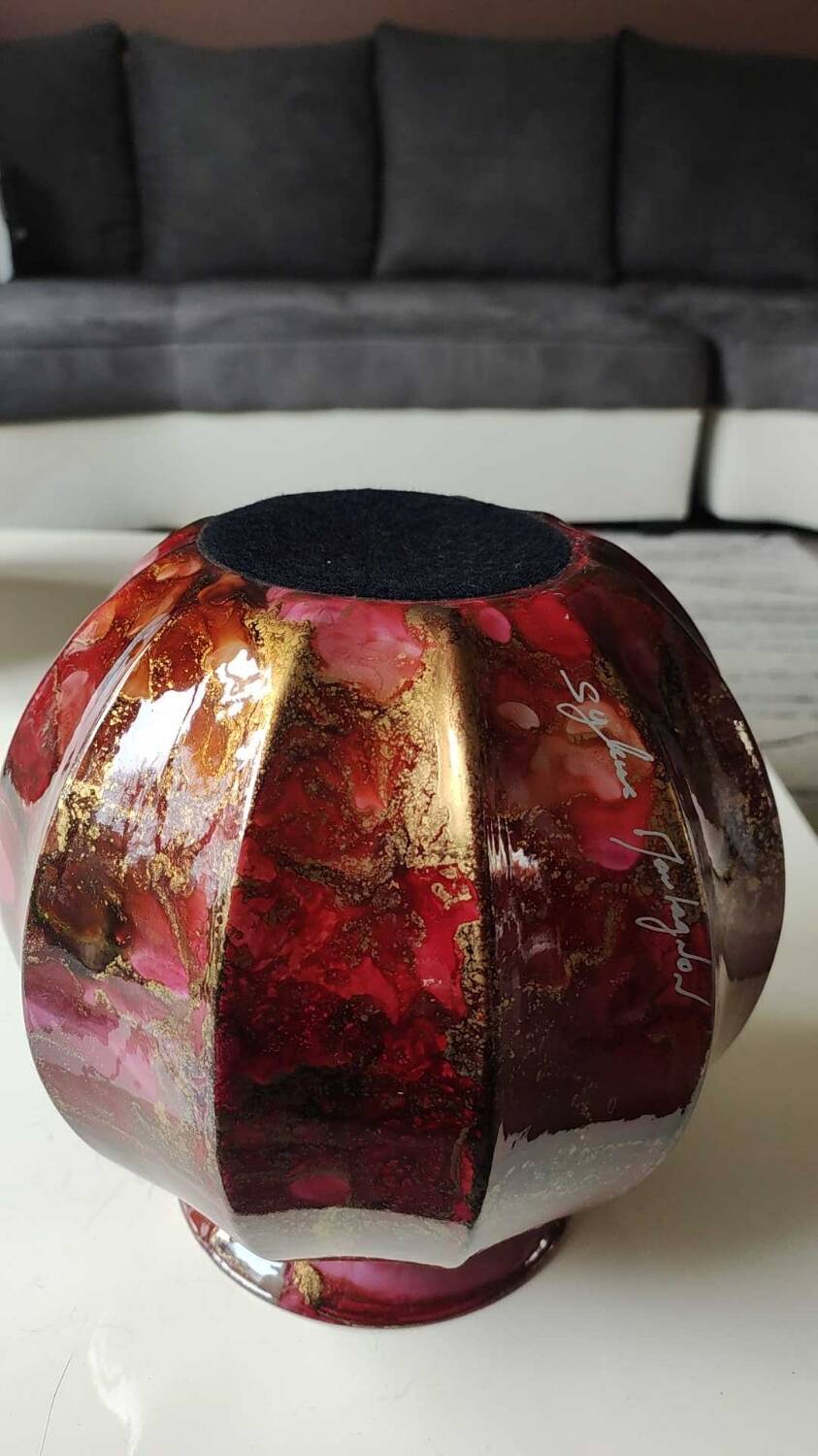 Gadrooned ball vase, in lacquered Art glass. Decor: pink tones of smoke, gold powder inclusions. Signed Sylvie Montagnon. Size 20 x 20 cm