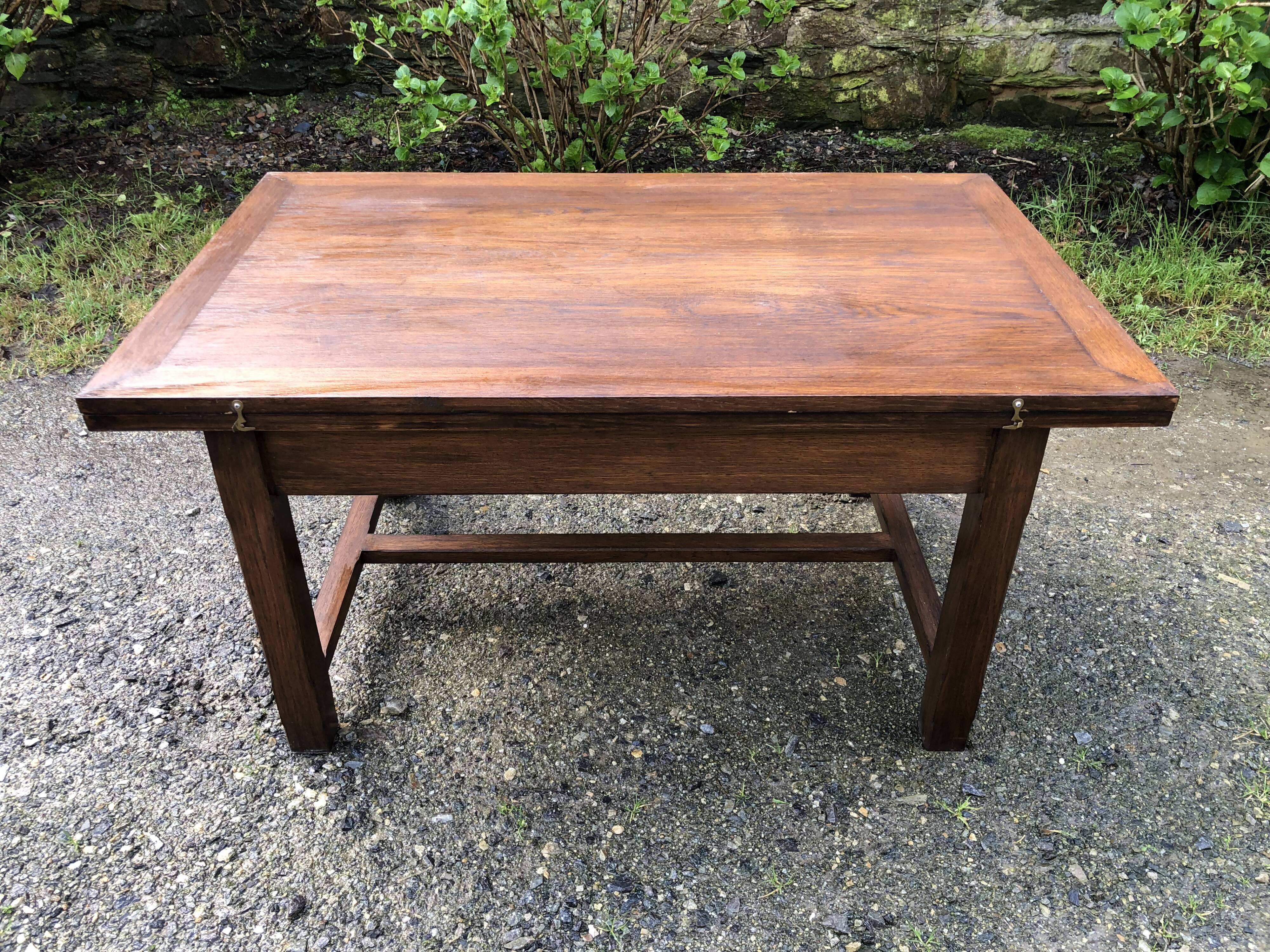 Table basse vintage modulable et extensible au système magique d’Albert Ducros en chêne.
