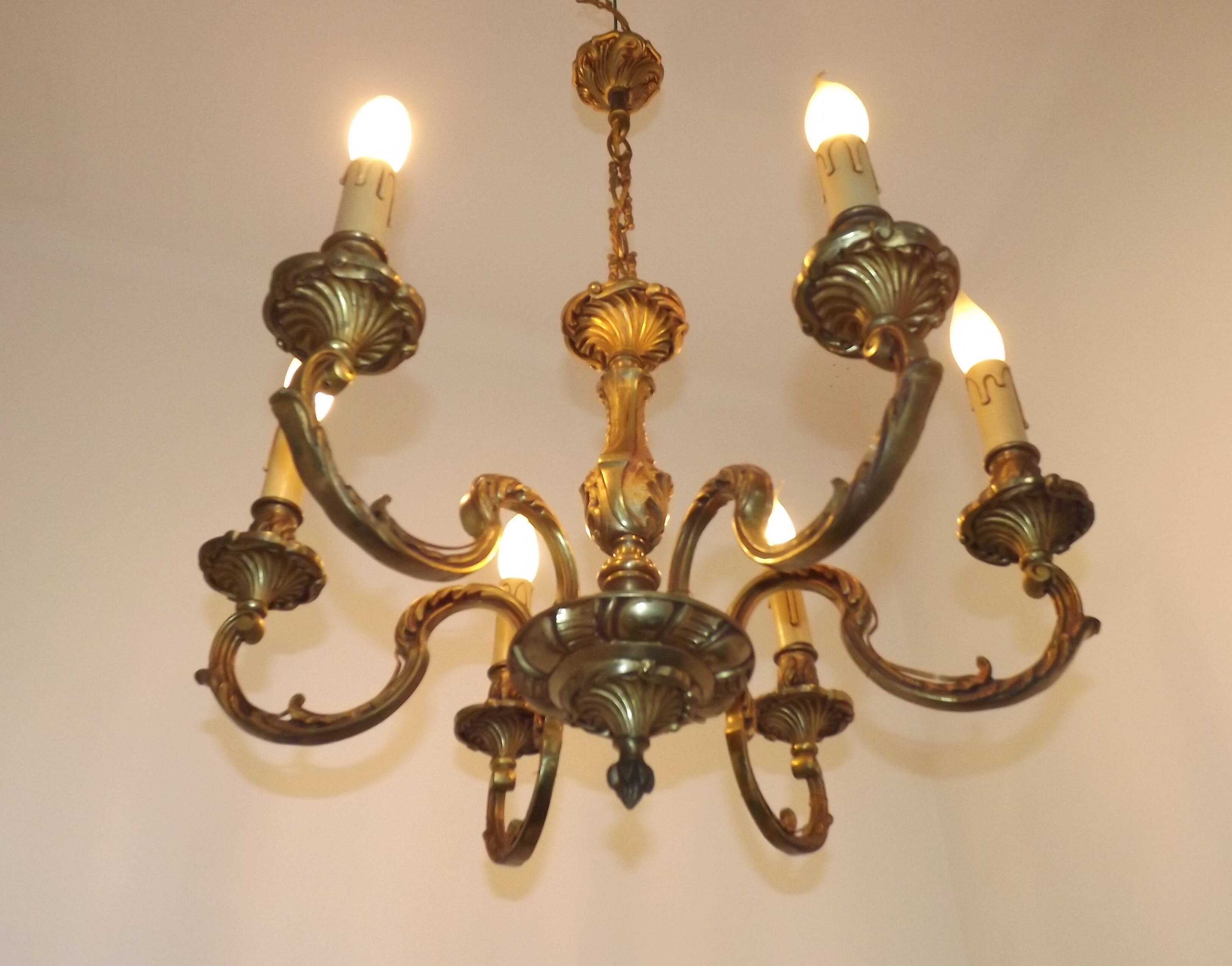 Lustre Art nouveau français en bronze à 6 lumières avec bras en volutes et détails en forme de feuilles