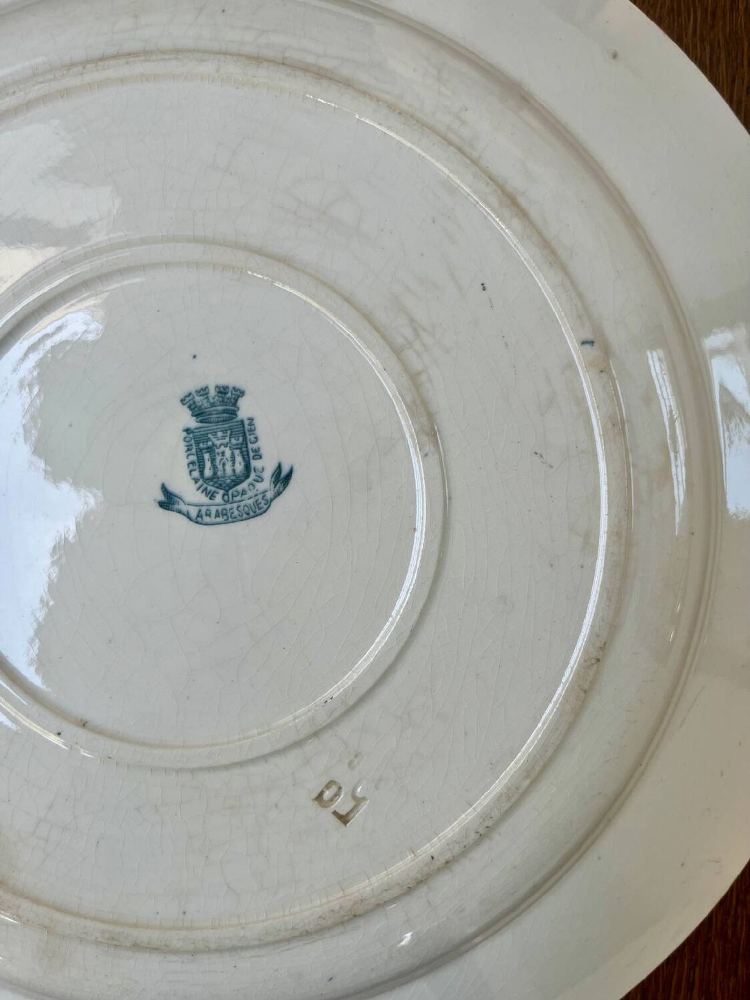 Plat ancien en terre de fer Gien, modèle Arabesque