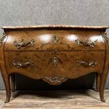 Commode sauteuse galbée de style louis XV en marqueterie de bois précieux vers 1900