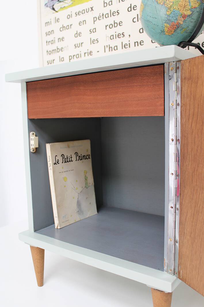 Bedside table with 1 door and 1 internal drawer.