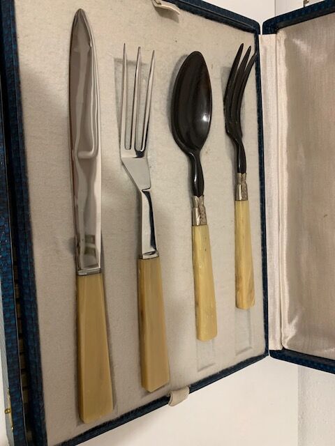 Housewife of 26 stainless steel and bakelite table cutlery