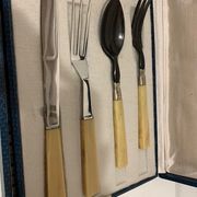 Ménagère de 26 couverts de table en inox et bakélite