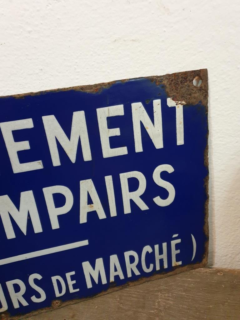 Enamelled parking plate