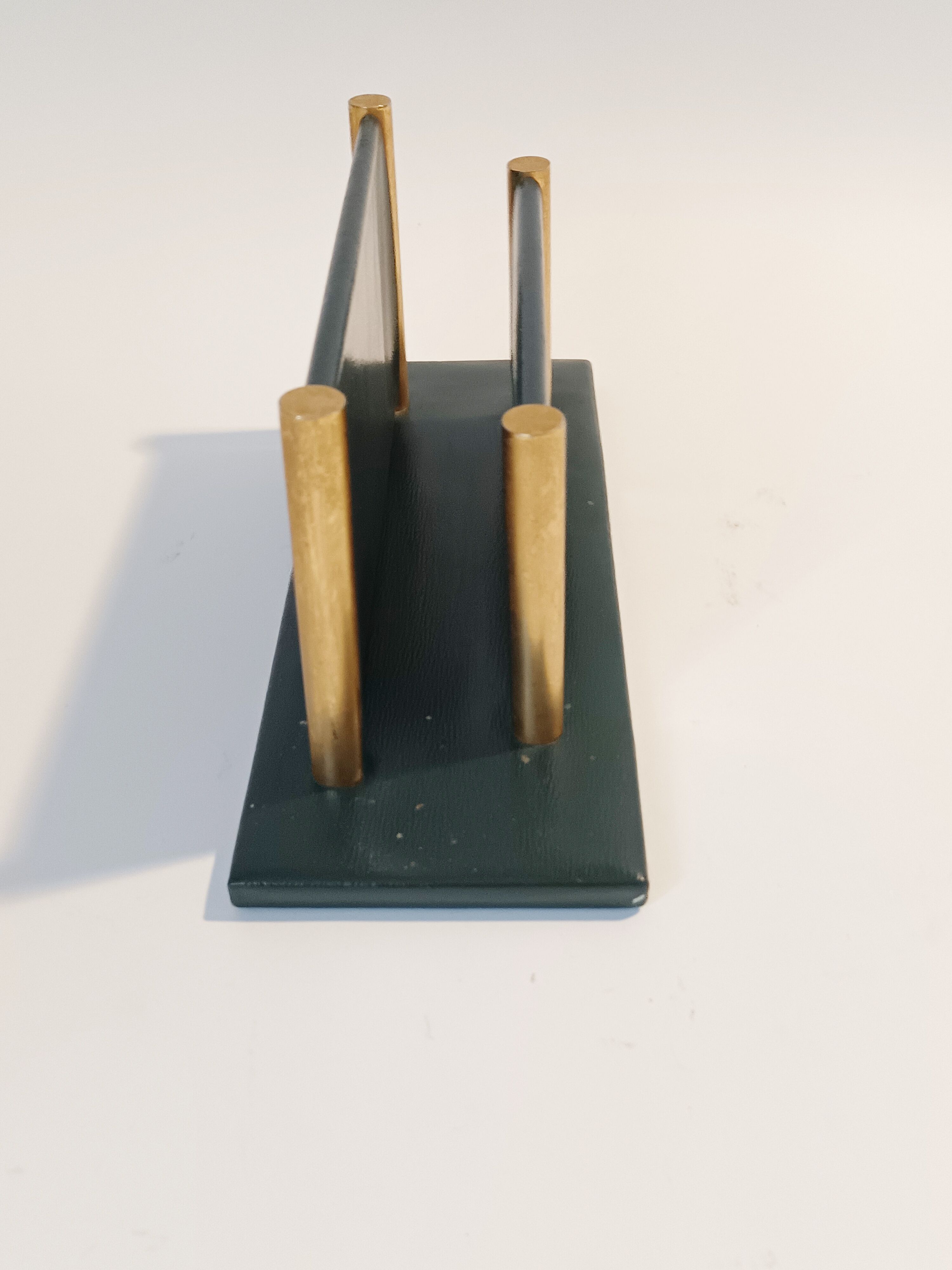 Porte-lettres Art Déco en cuir vert et laiton doré