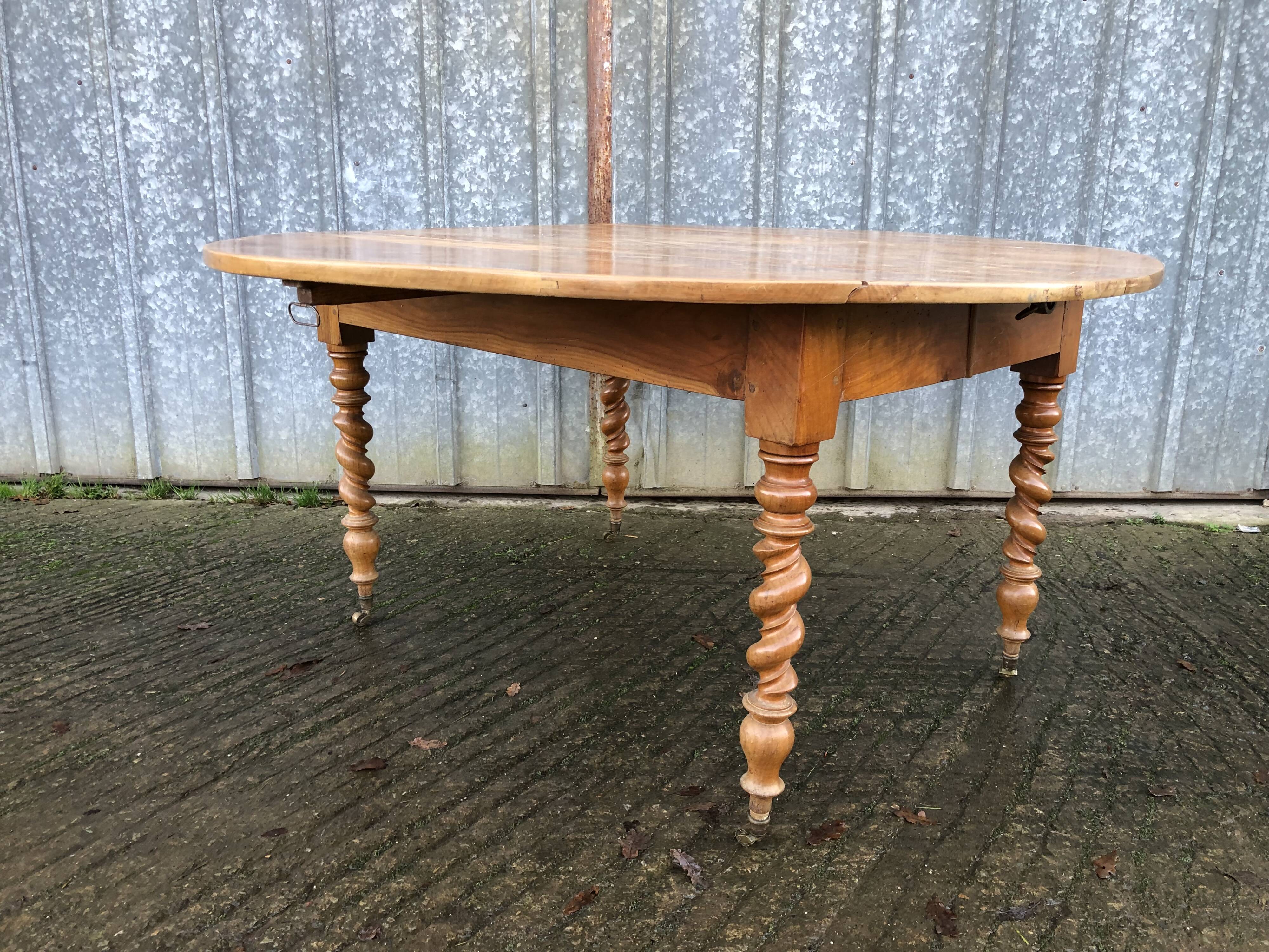 Round table in solid cherry wood, extendable with twisted legs, Louis Philippe style.