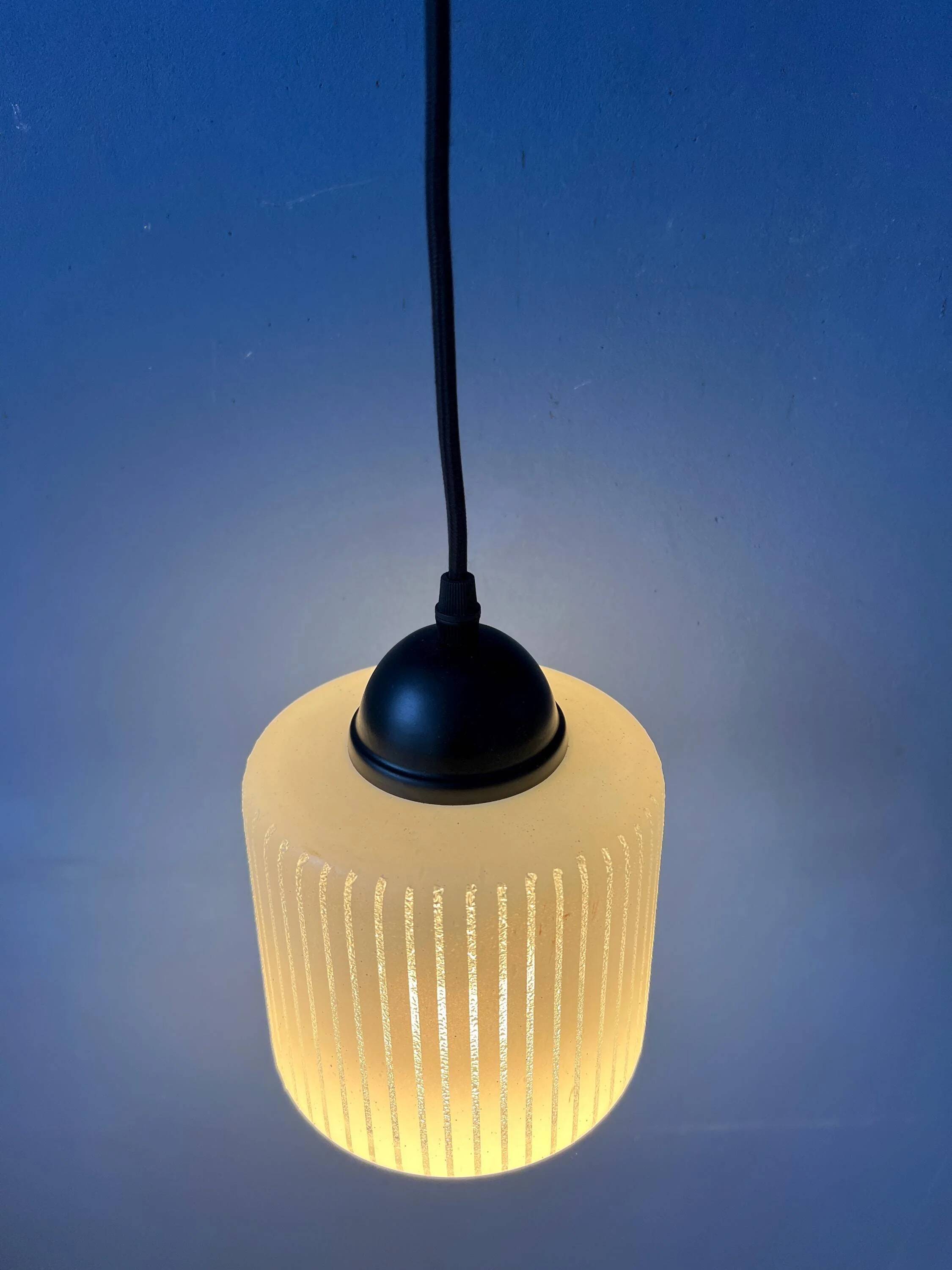 Suspension en verre en forme de « canette » rayée, Mid-Century