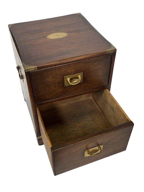 Ensemble vintage de tables de chevet en bois au design de style militaire.