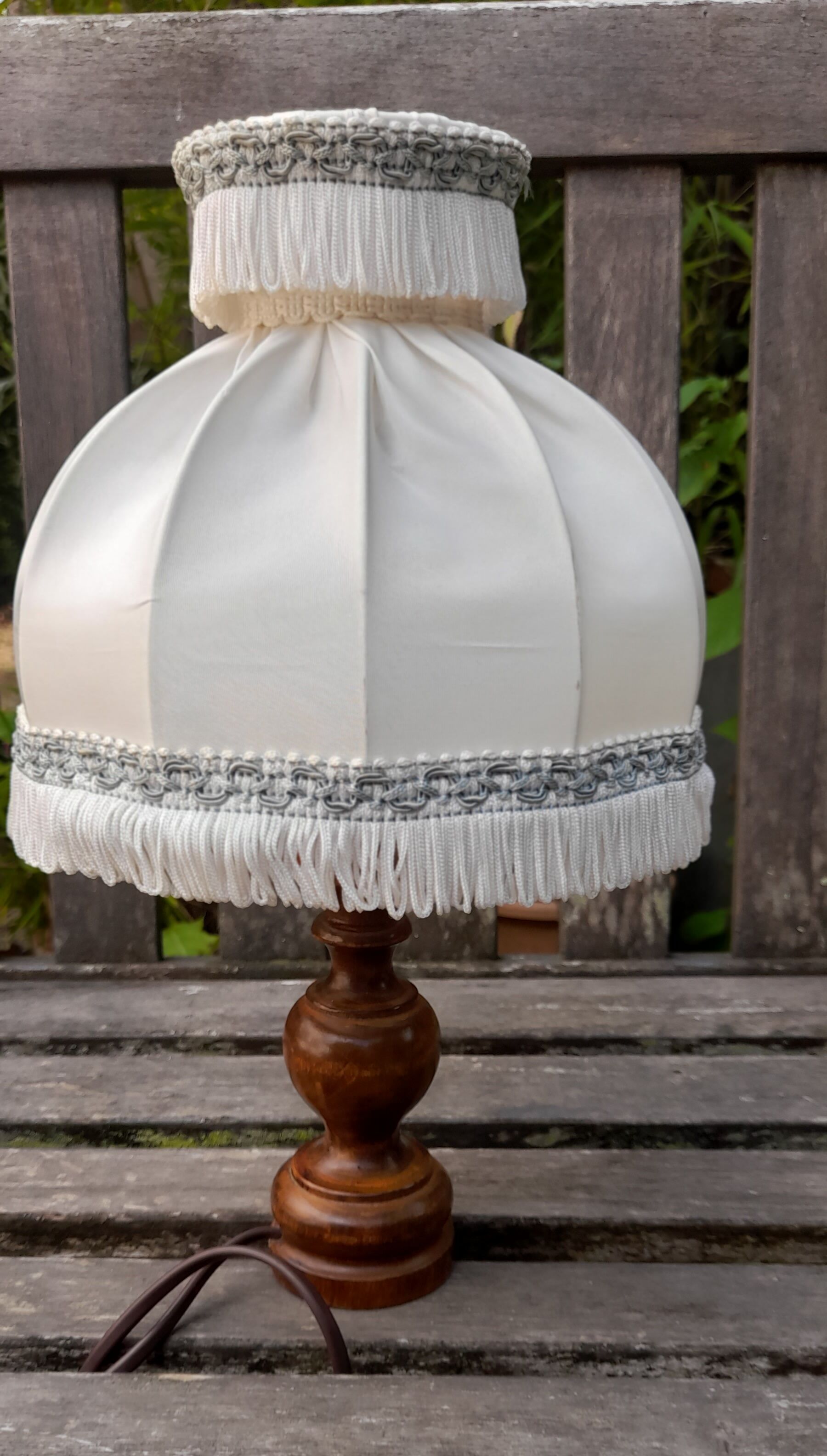 Lampe chevet pied bois abat jour tissu à frange et galon