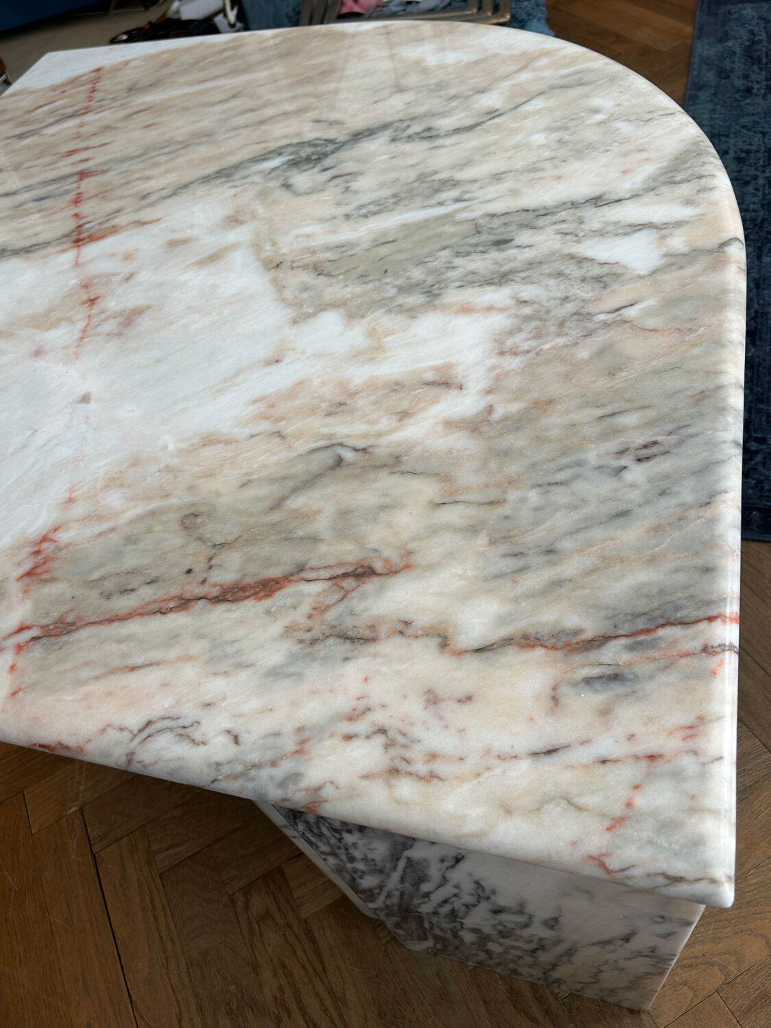 Table basse en marbre design goutte d’eau année 70