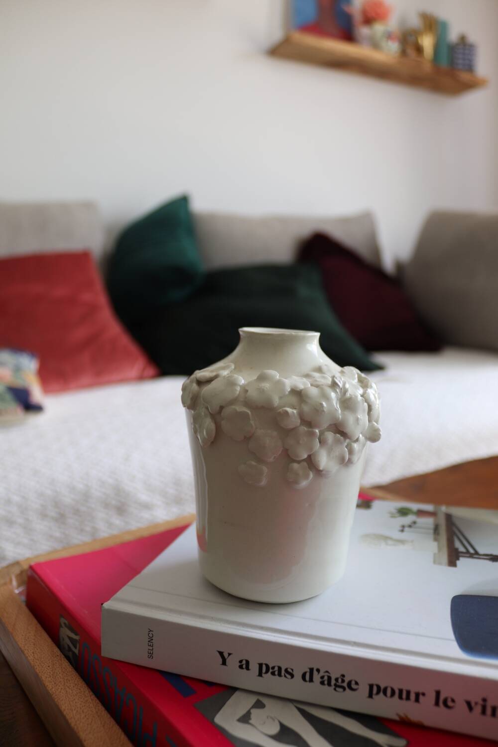 Petit vase blanc à fleurs