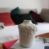 Petit vase blanc à fleurs