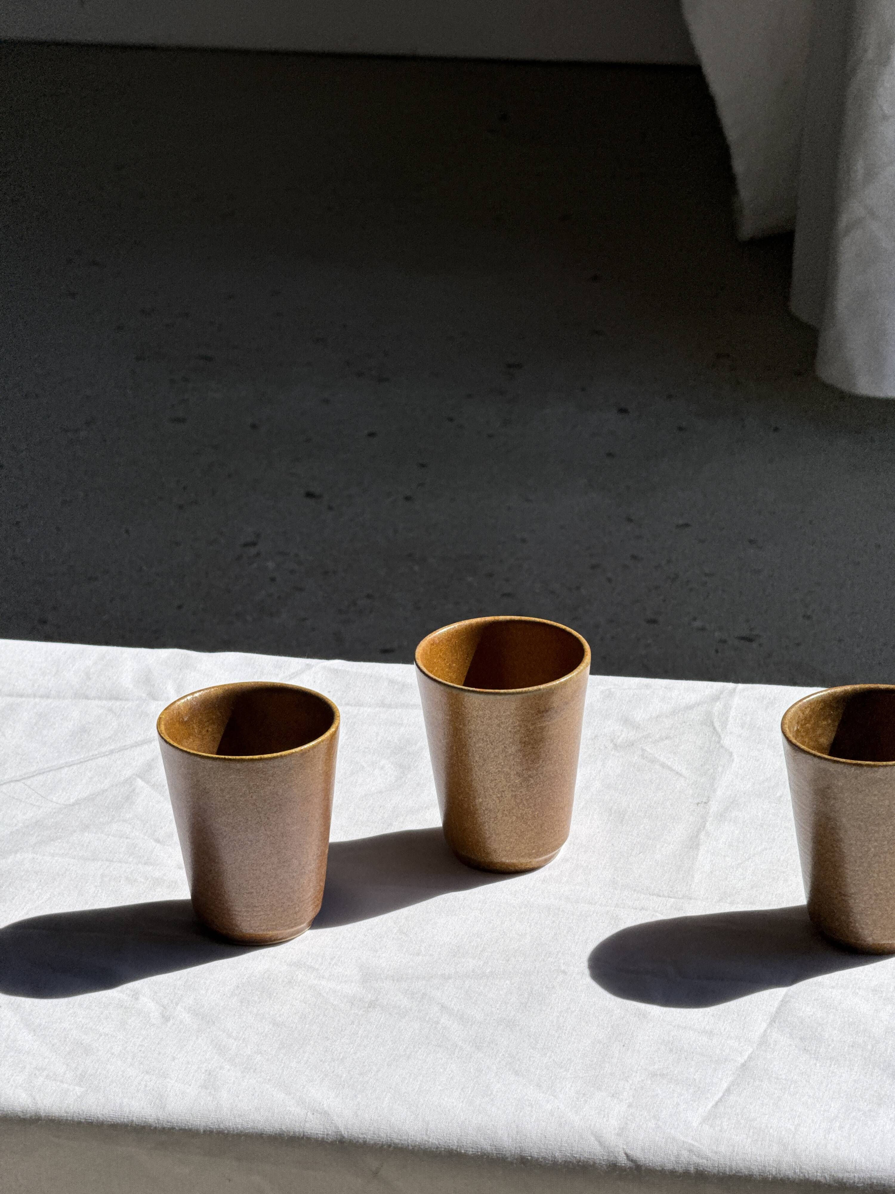 Lot de 5 tasses/mugs vintage en grès émaillé brun miel Grès Village H9 D8