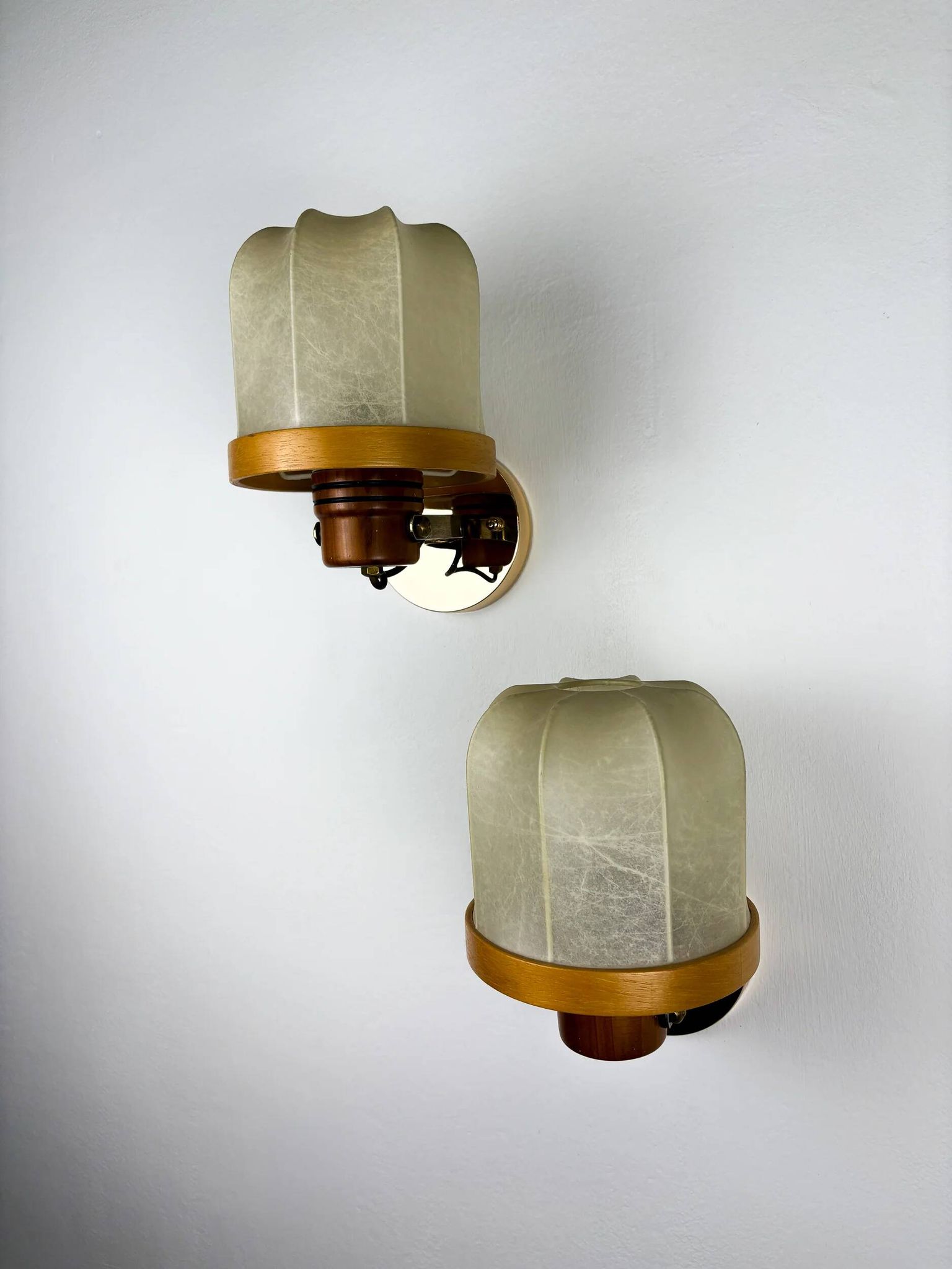 Pair of articulated "Cocoon" wall lights, resin and pine, Italy, circa 1970s