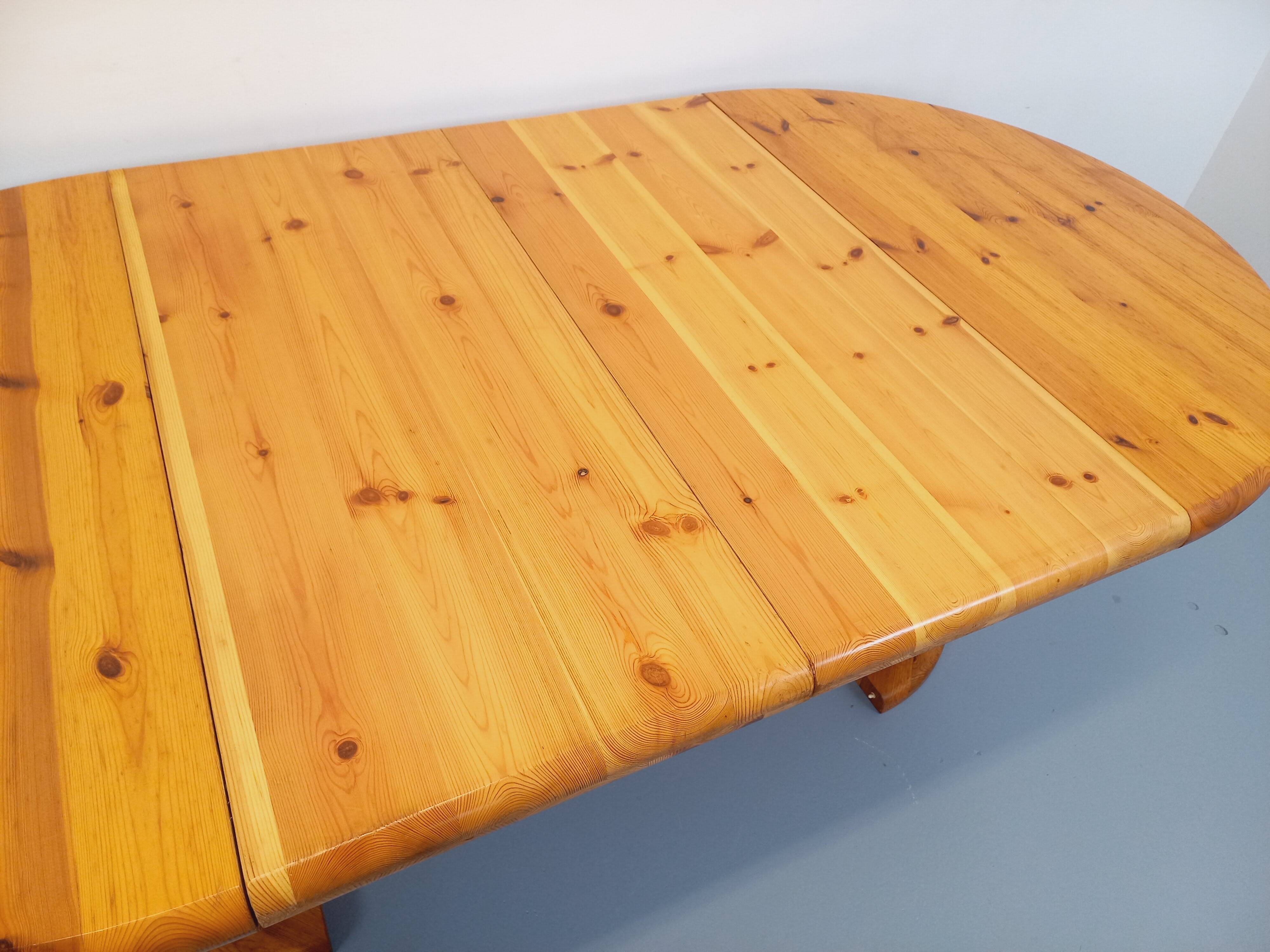 Vintage Scandinavian round dining table by Rainer Daumiller in pine from the 1960s.