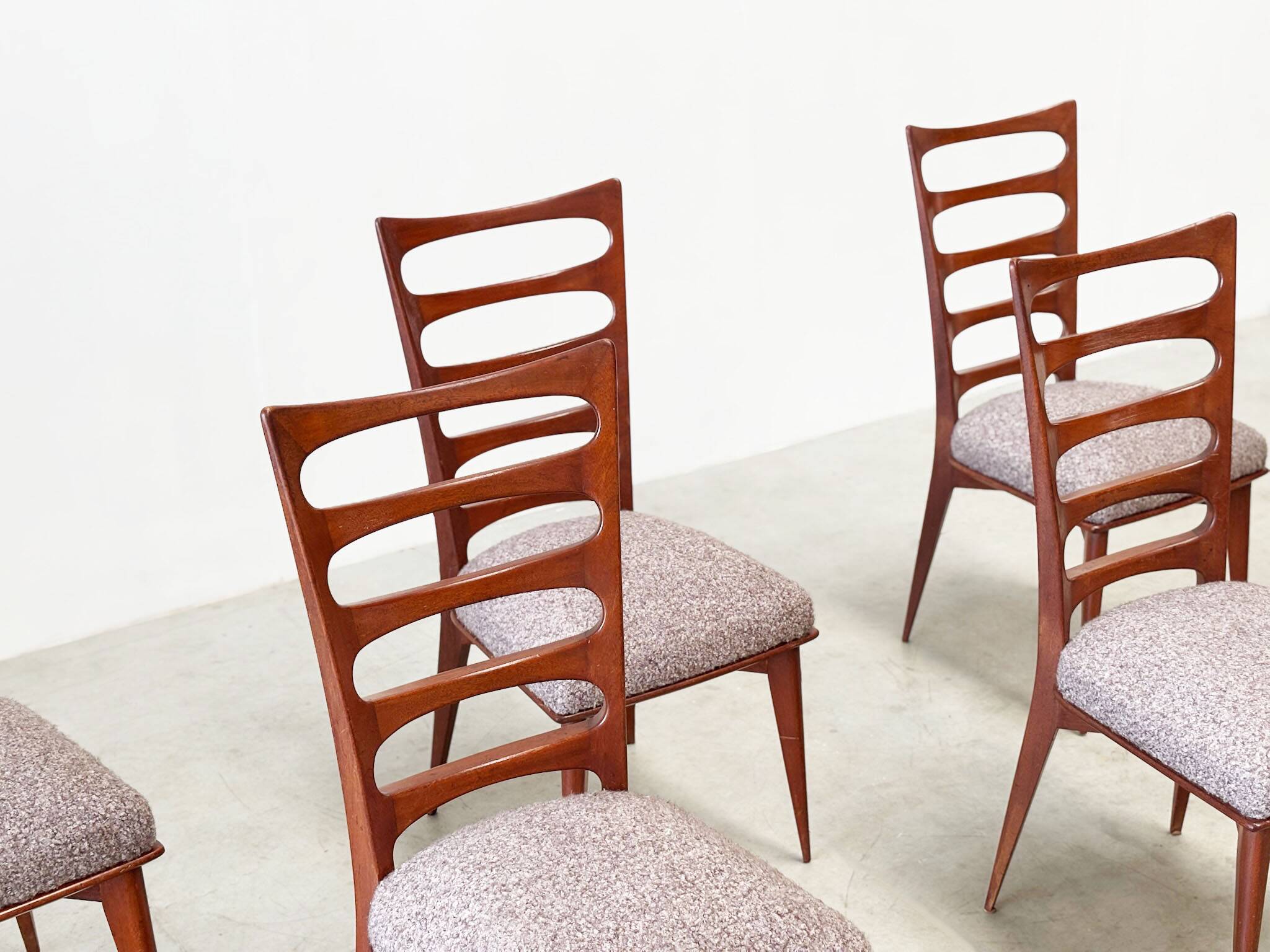 Ensemble de six chaises de salle à manger par Gaston Poisson