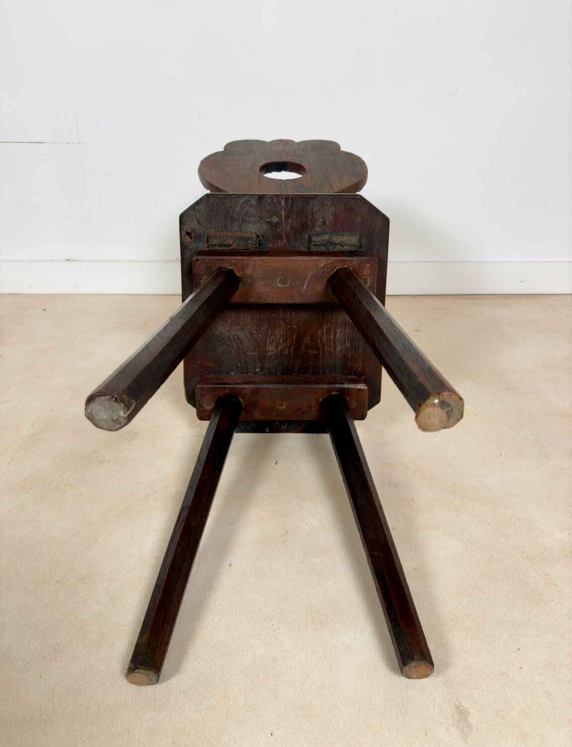 Chaise escabelle sculptée