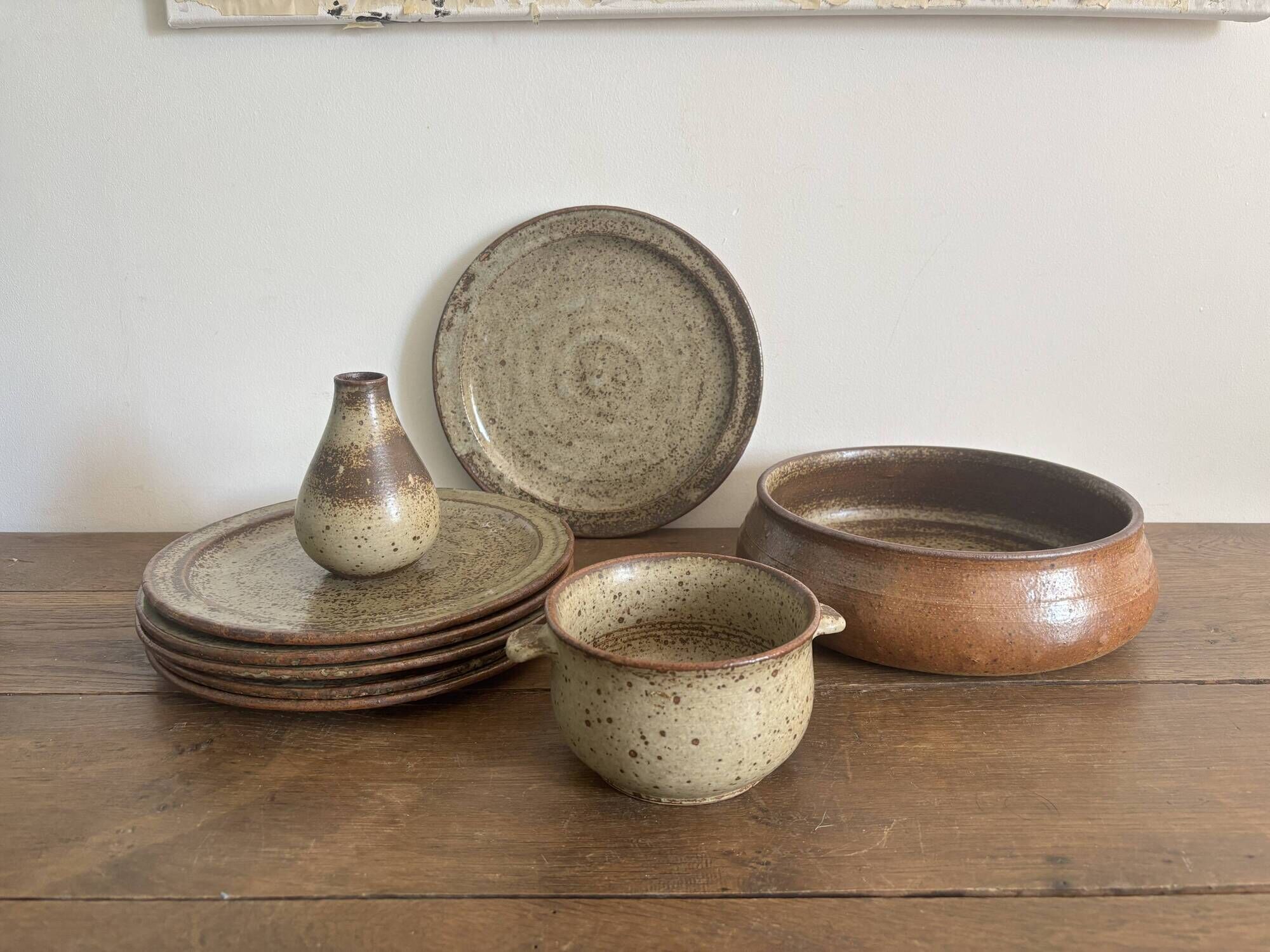 Ensemble de 9 pièces en grès LE CEP – assiettes, coupe, vase et bol