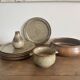 Ensemble de 9 pièces en grès LE CEP – assiettes, coupe, vase et bol