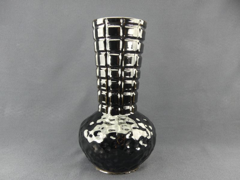 The Foulon, vase with iridescent black cover