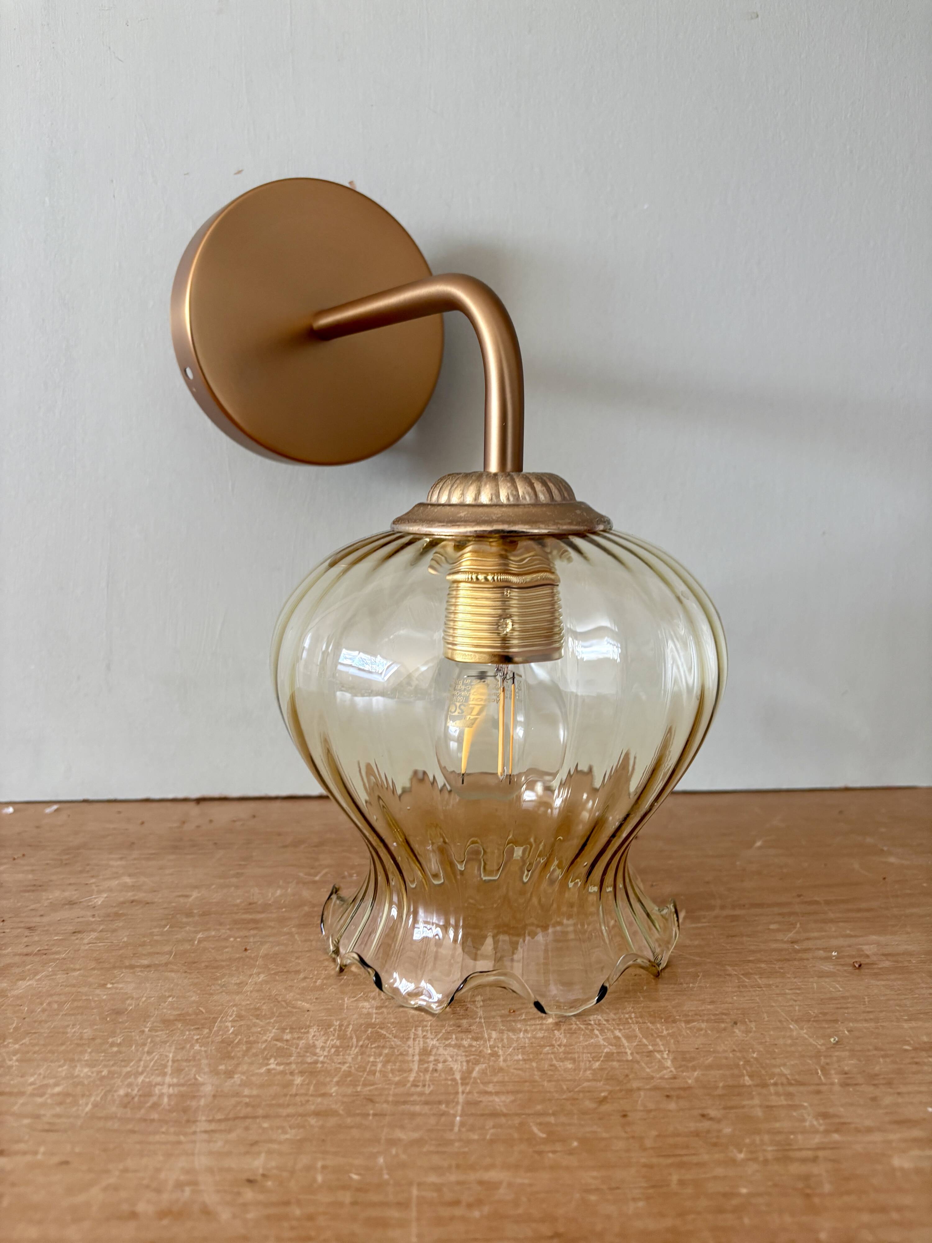 Applique coudée globe vintage en verre ambré