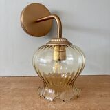 Applique coudée globe vintage en verre ambré