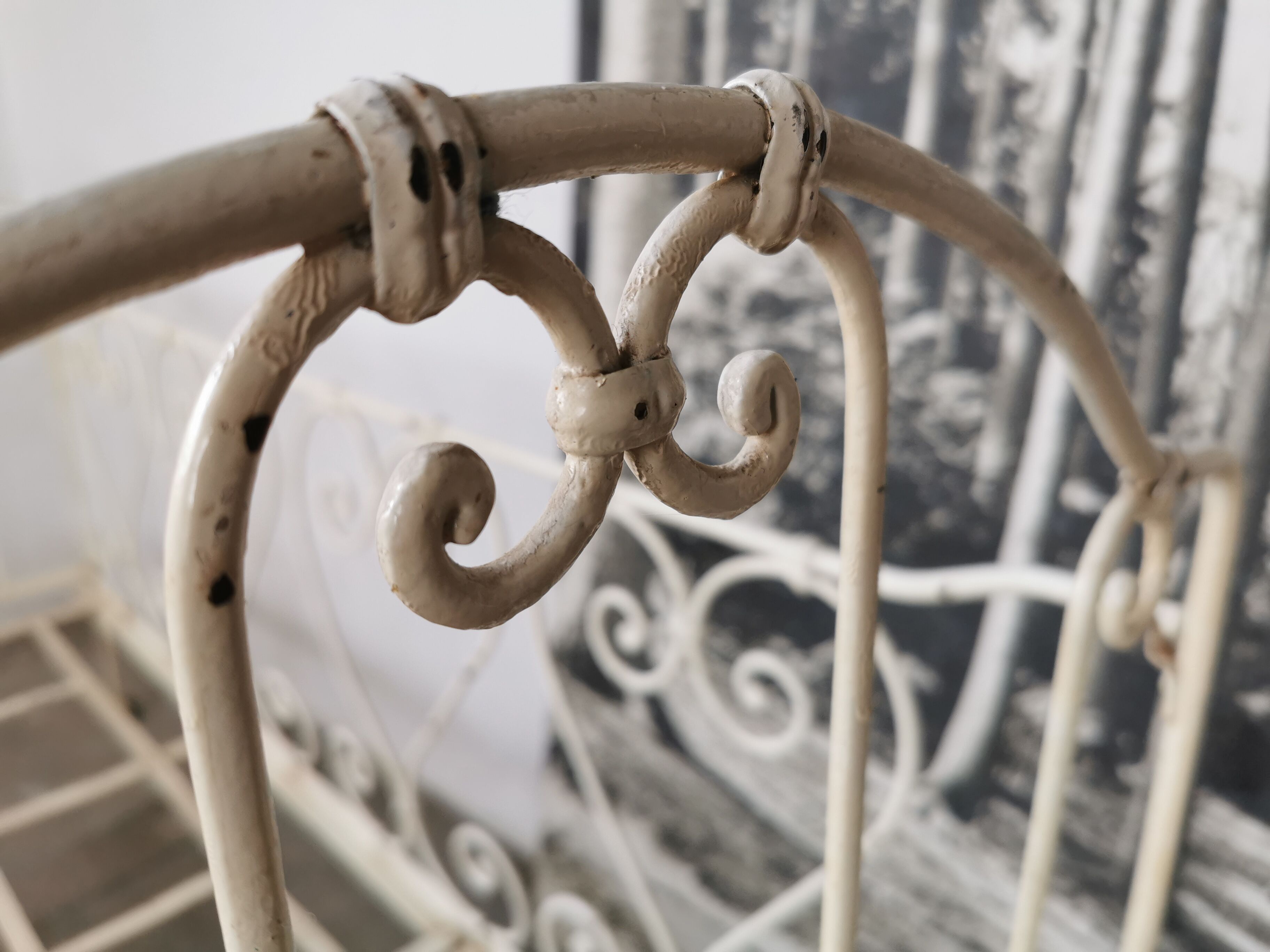 Bed, wrought iron bench
