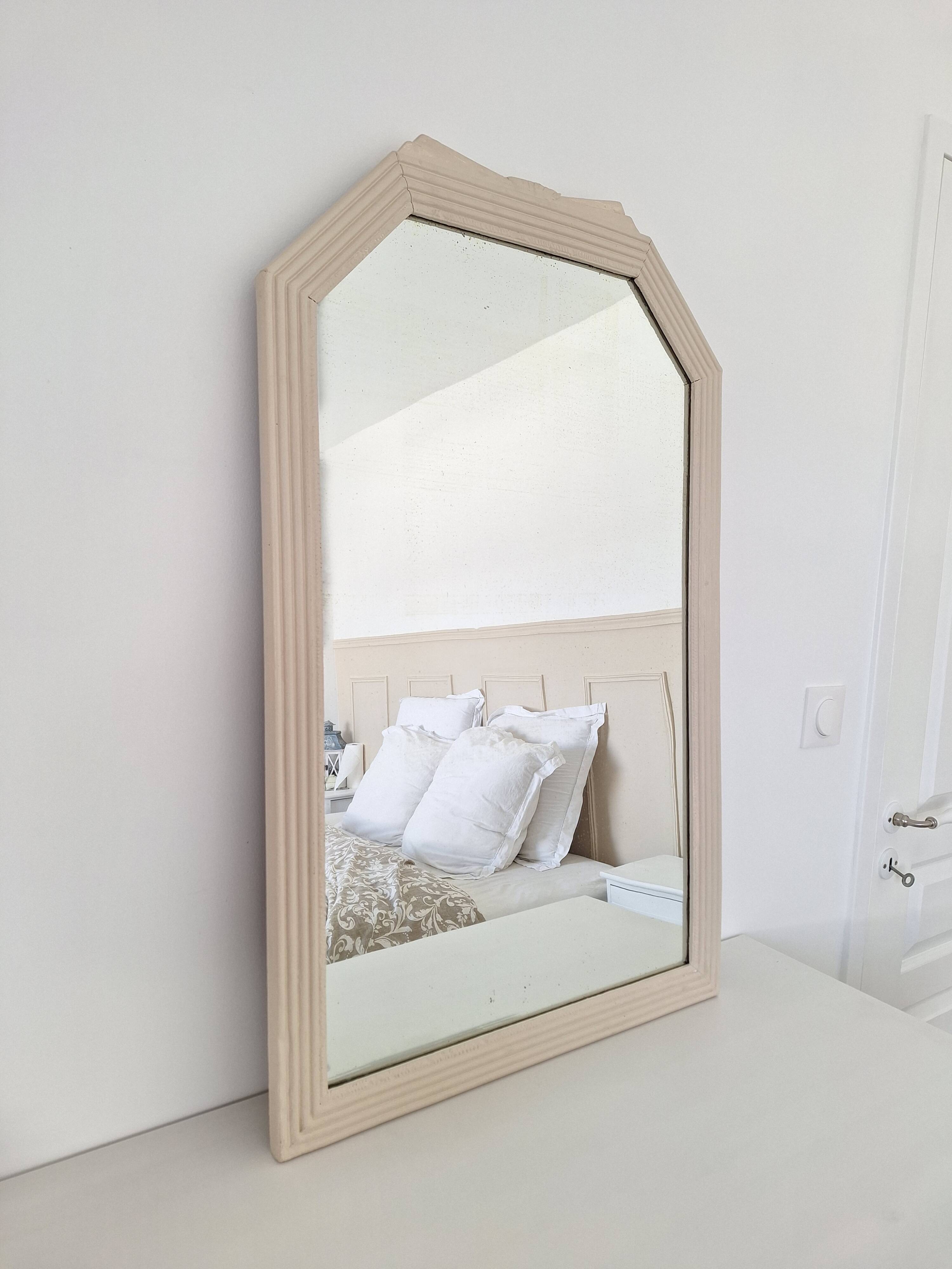 Miroir biseauté et mouluré beige