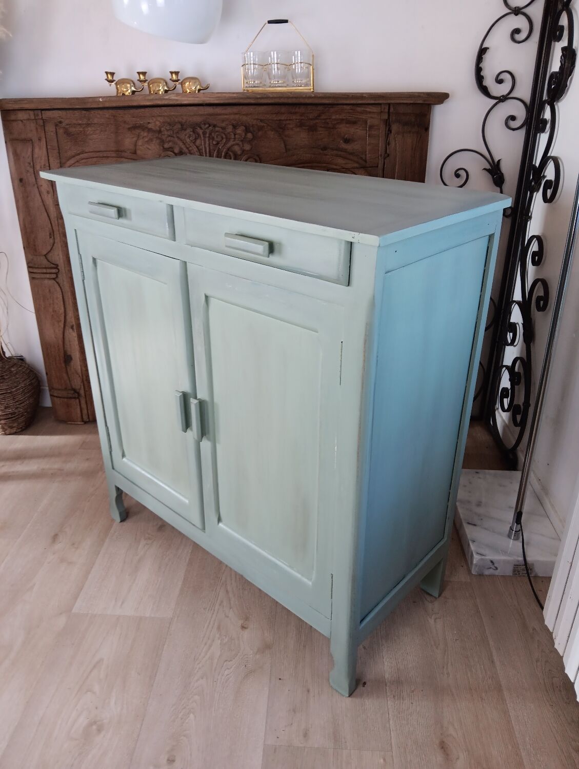 Green Parisian buffet