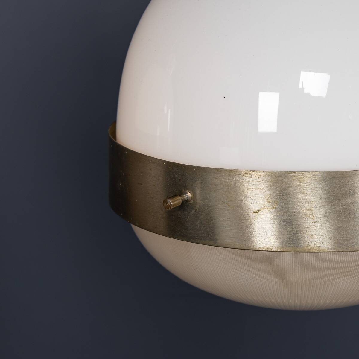Paire de suspensions en opaline "Delta" italienne des années 1960 par Sergio Mazza.