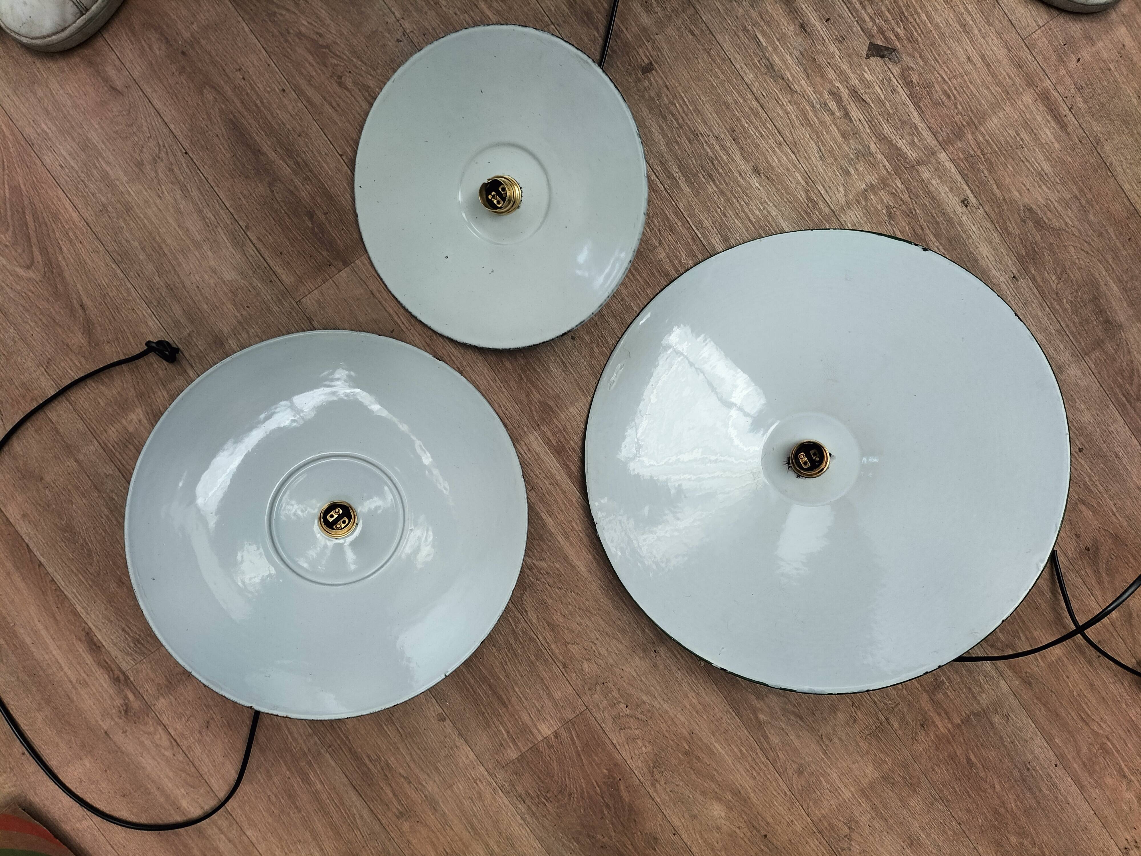 3 enamelled sheet metal suspensions