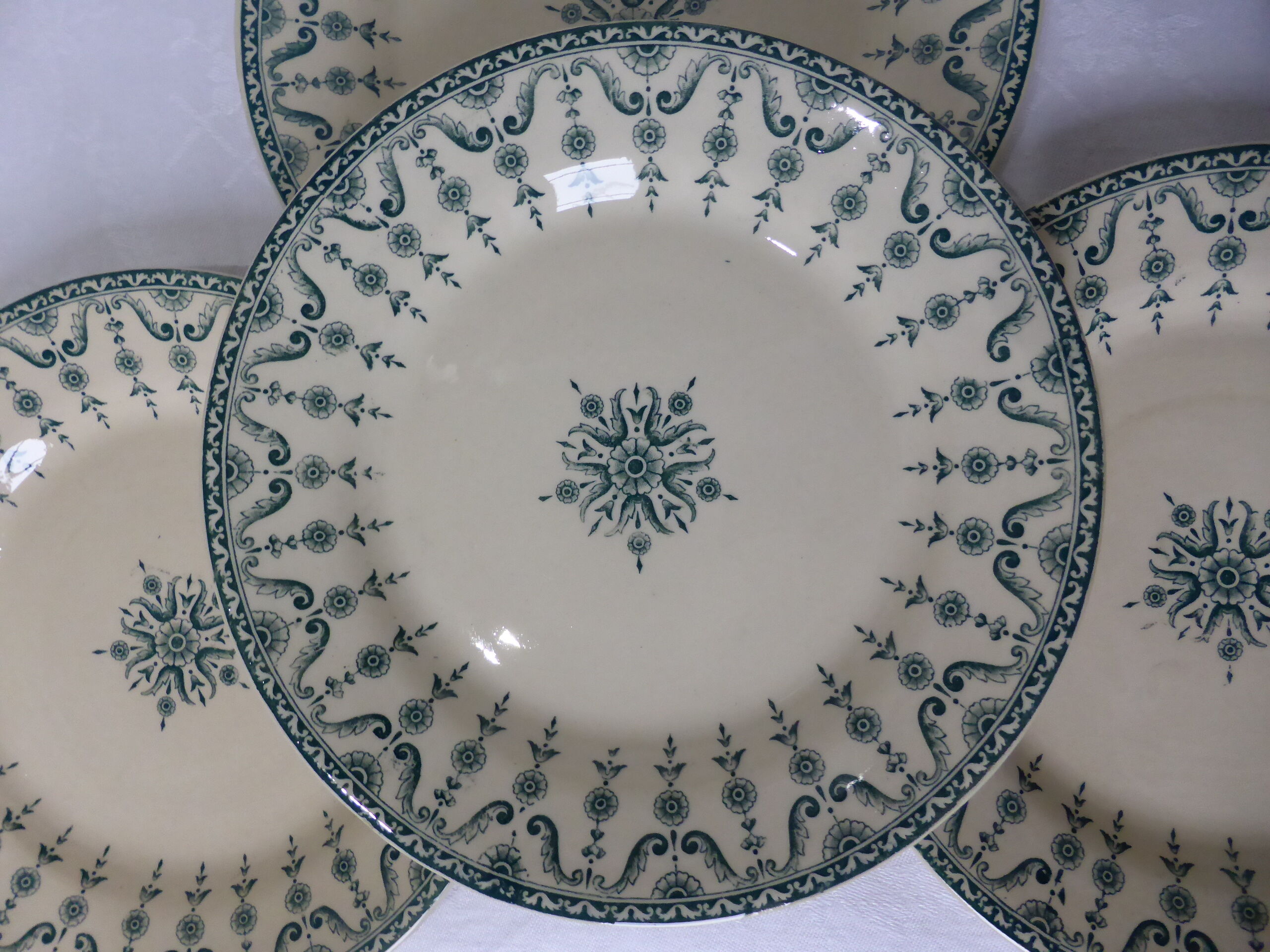 4 flat plates in iron earth from Gien Florentine model 211203