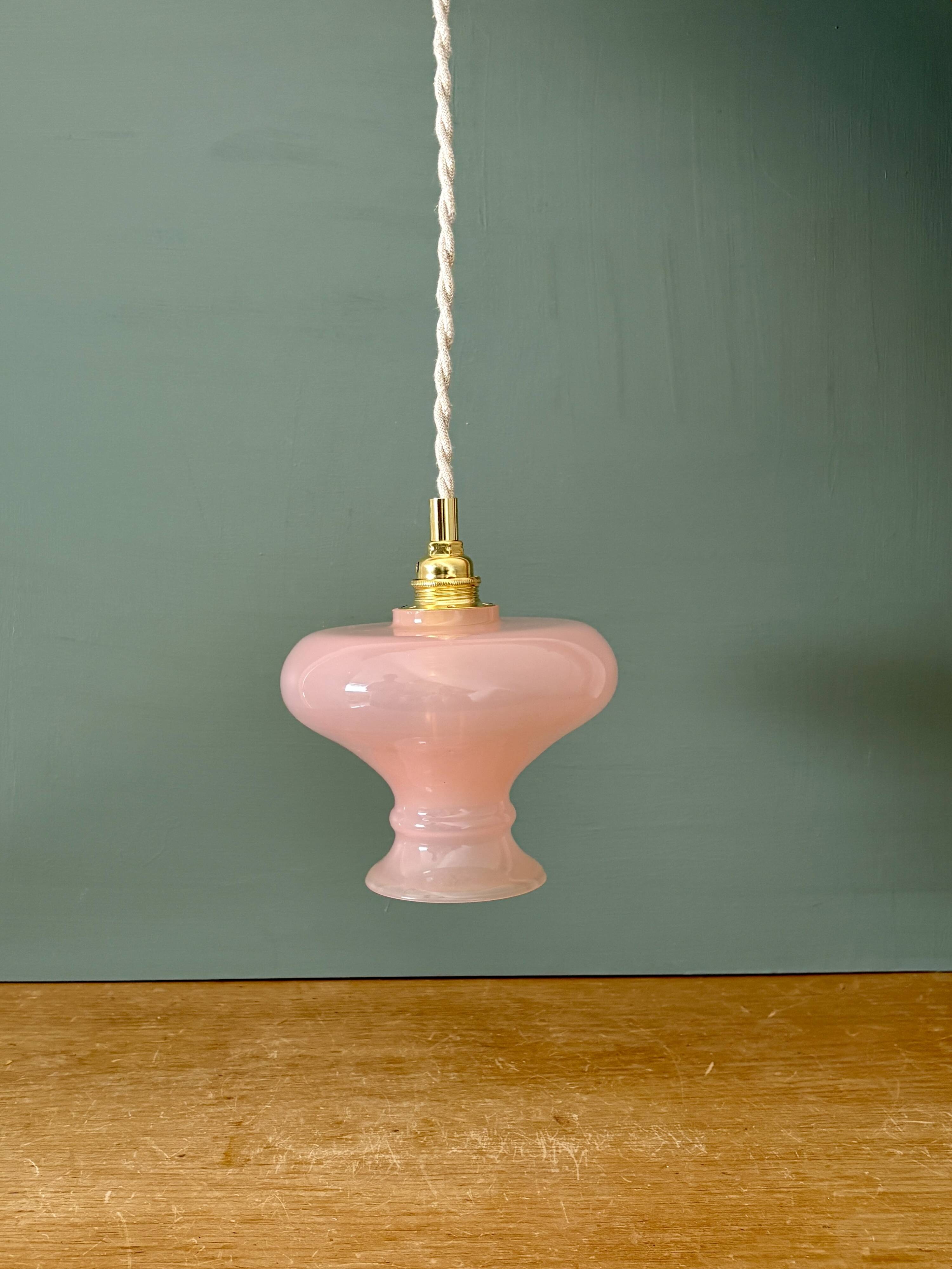 Suspension abat-jour vintage en opaline rose