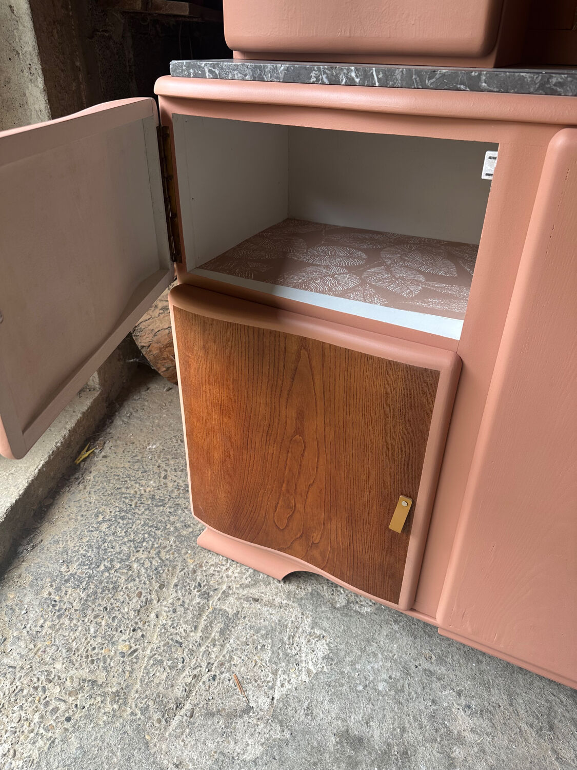Buffet Mado vintage rénové – teinte ocre chaleureux, plateau en marbre