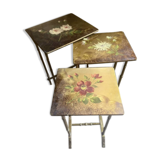Trio de tables gigognes époque 1900  à motif de fleurs