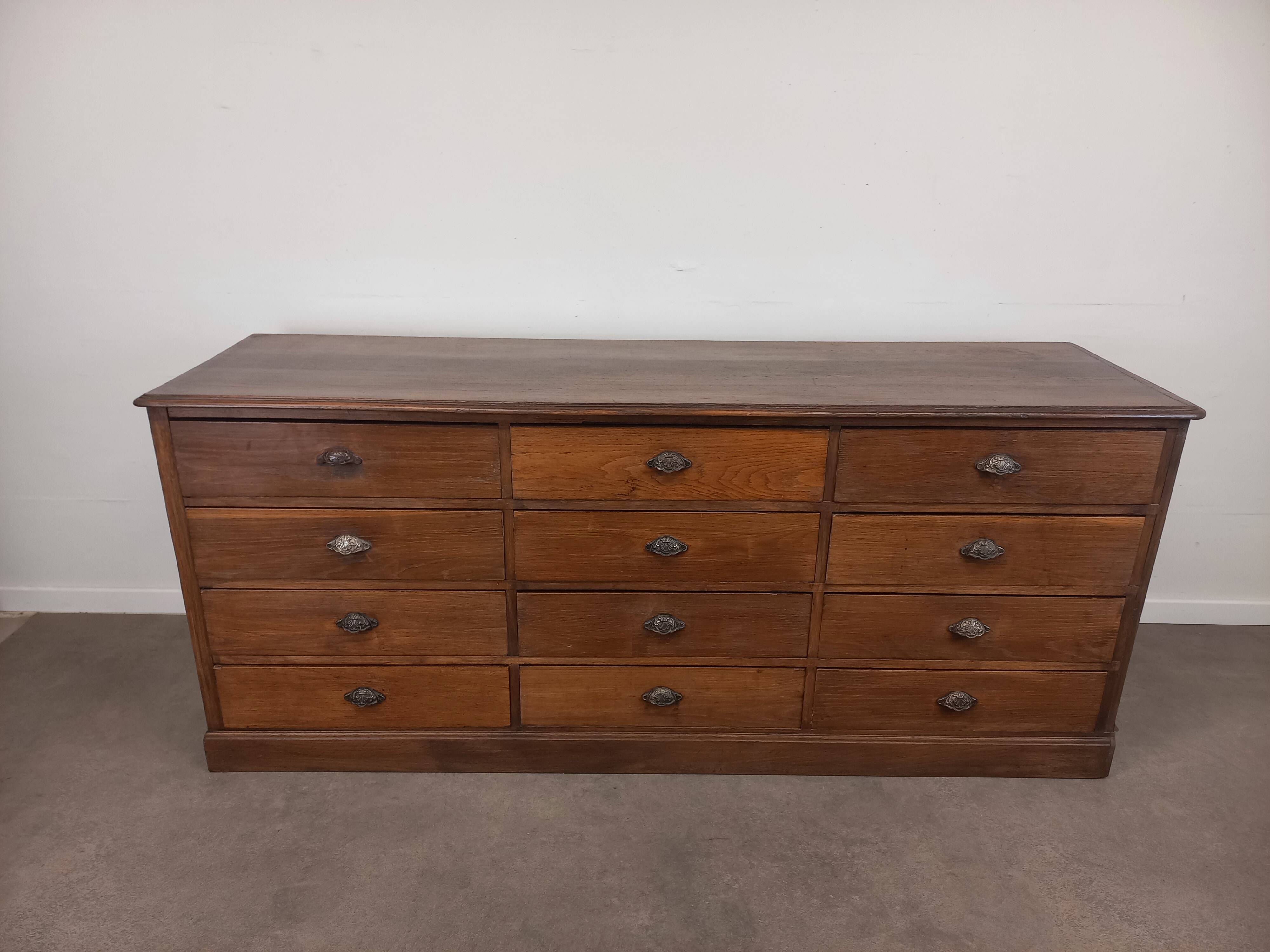 Banque de magasin à tiroirs en chêne