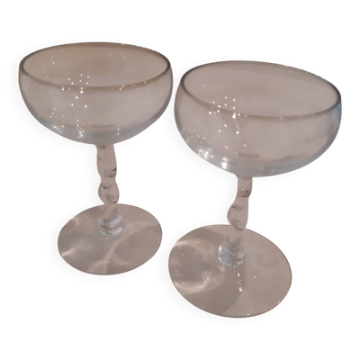 Deux petites coupes à champagne en cristal au pied torsadé.