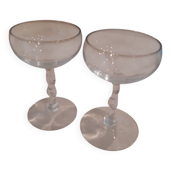 Deux petites coupes à champagne en cristal au pied torsadé.