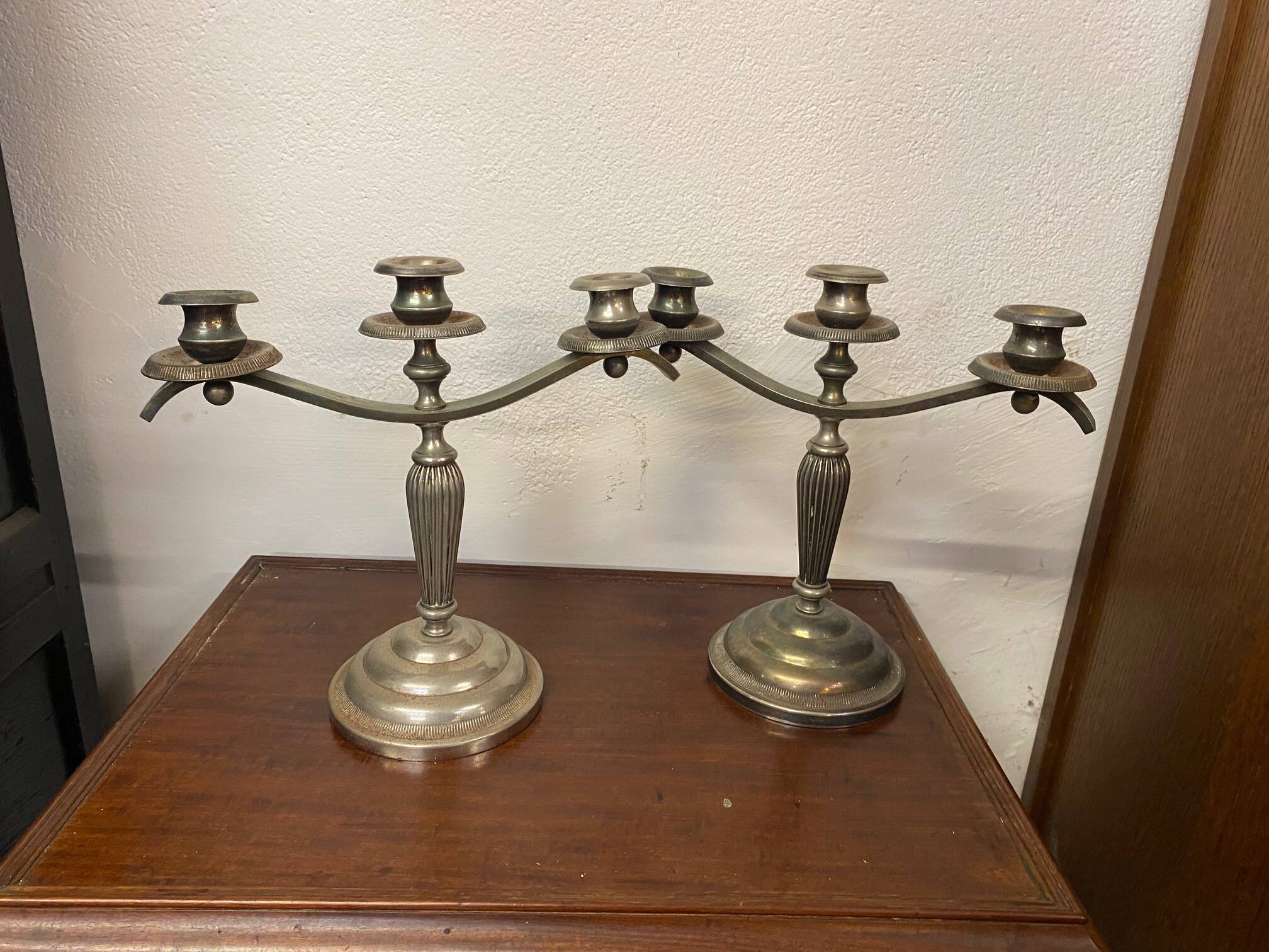 Paire de bougeoirs style art deco en metal argente