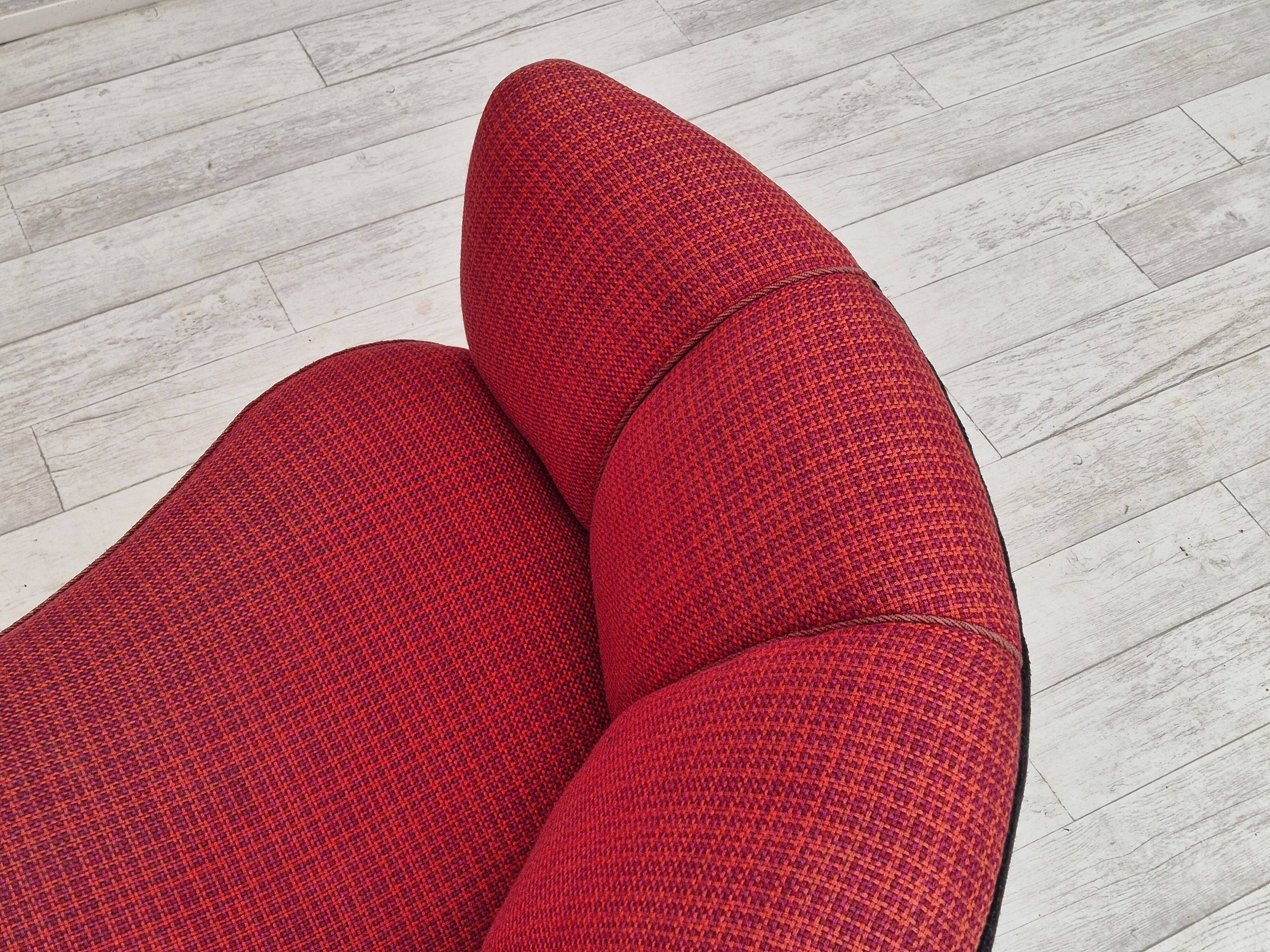 Années 1960, canapé danois 2 places "Banana", meuble en laine, bois de hêtre.