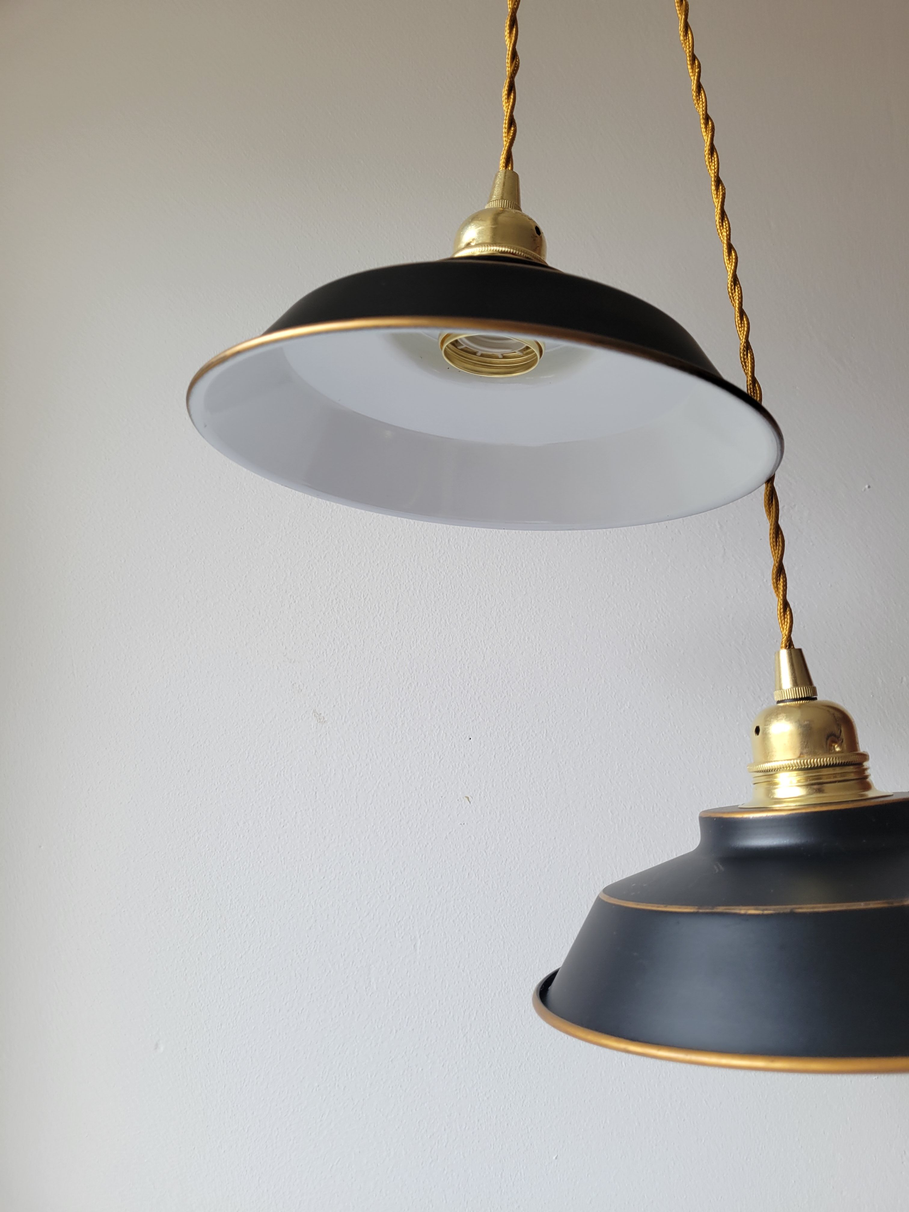 Duo of suspensions in enamelled sheet metal