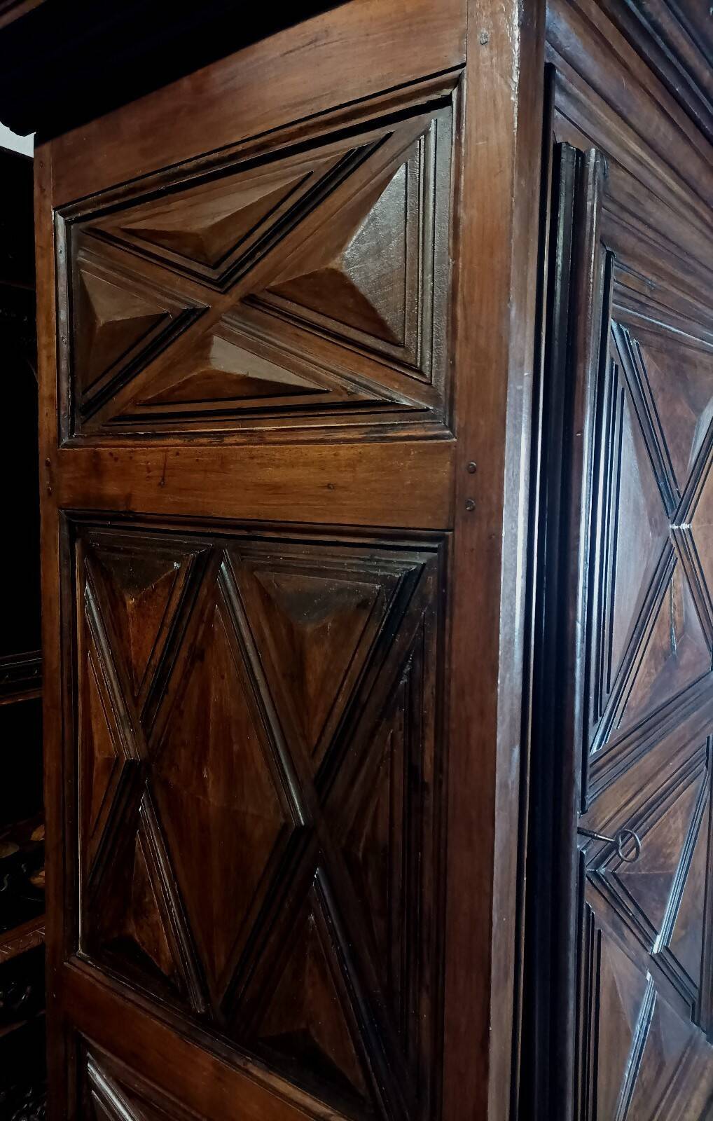 Standing man from the Louis XIII era in walnut with a diamond point.