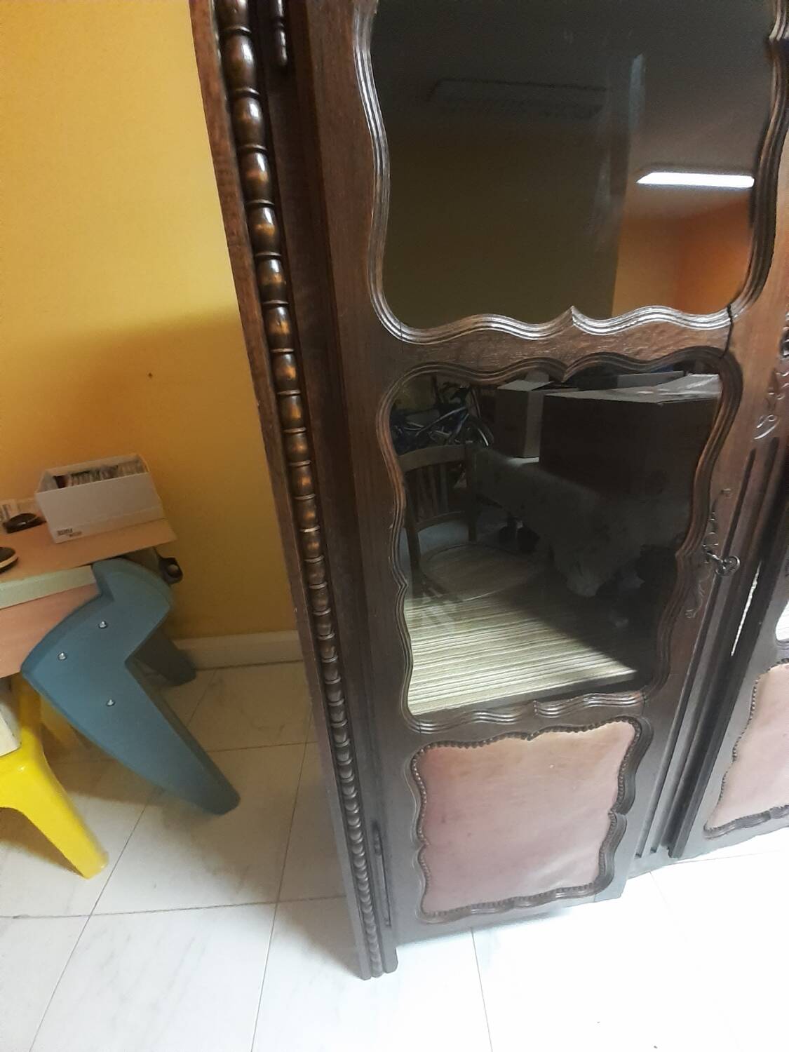 Glass cabinet/display cabinet/bookshelf