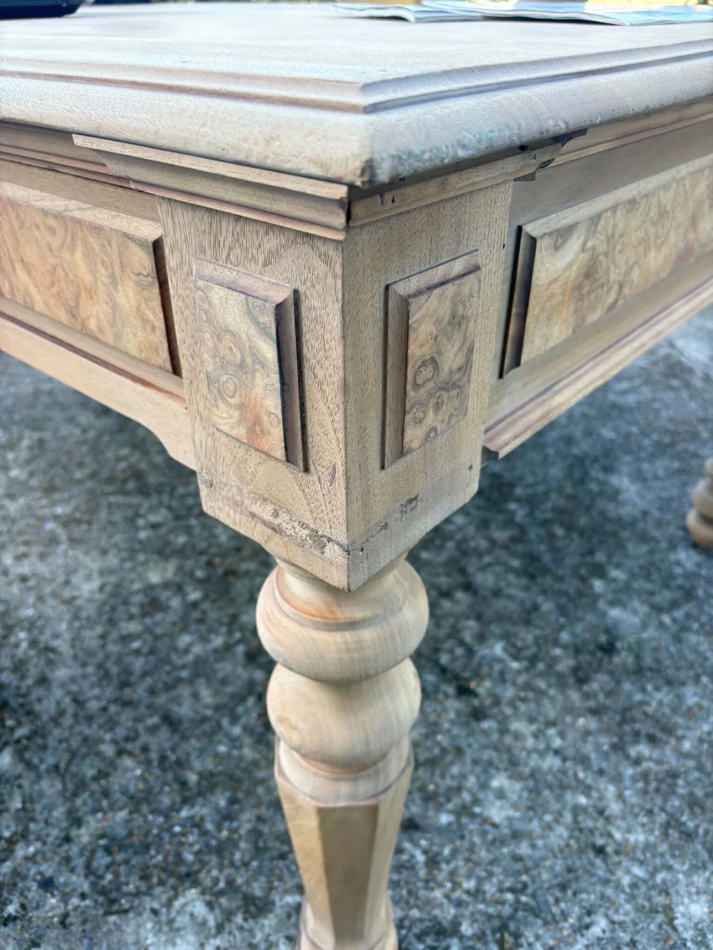 Grand bureau ancien en bois brut