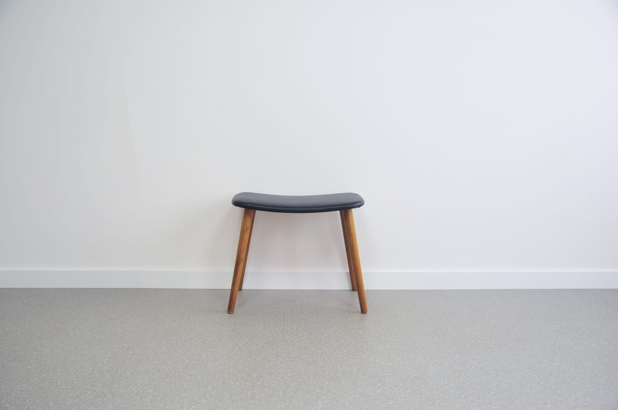 Tabouret en teck et cuir noir